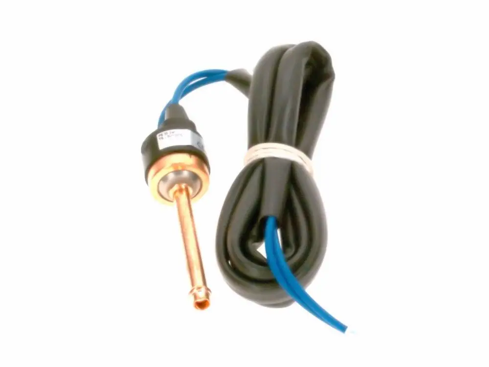 BOSCH Druckwächter mit einem Kupferrohr und einem schwarzen Kabel. Der Anschluss ist mit einer blauen Leitung versehen.